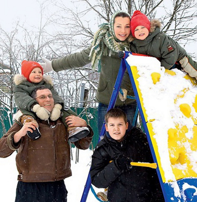 Наталия Антонова и Николай Семёнов с детьми.  / Фото: www.allgoodmood.ru