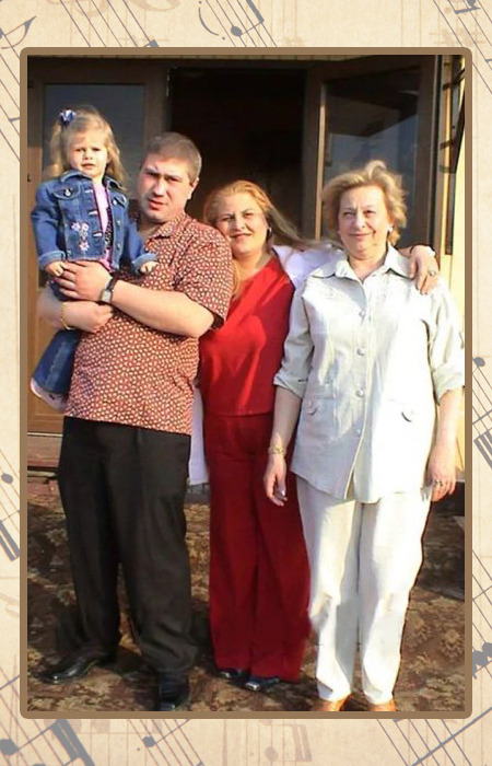 Катя Огонёк с мамой, мужем и дочерью.