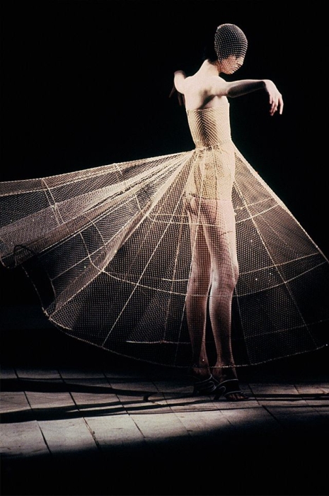 Платье из ткани Swarovski в коллекции Alexander McQueen. / Фото: www.pinterest.com