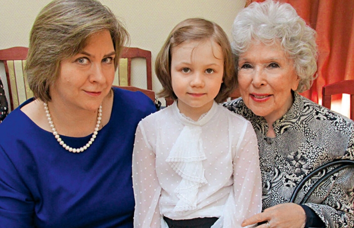 Вера Васильева с крестницей и внучкой. / Фото: www.7days.ru