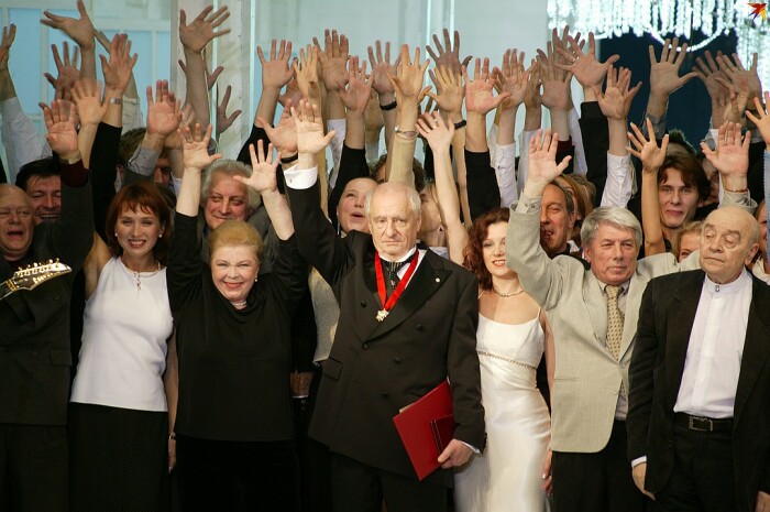 Марк Захаров с актёрами. / Фото: www.teleprogramma.pro