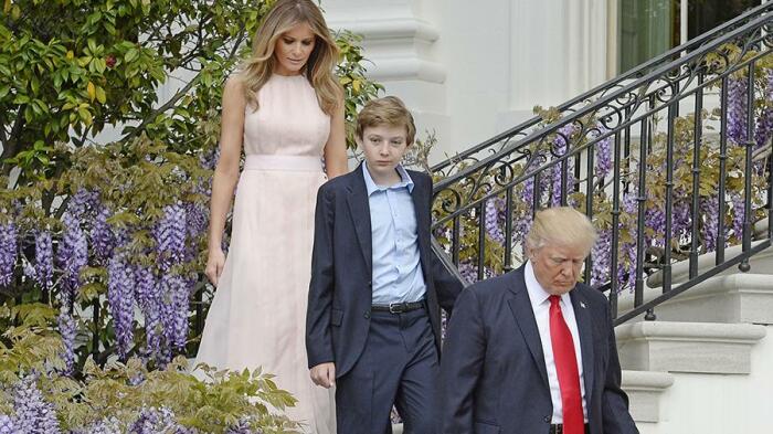 Меланья Трамп с сыном и Трампом. Источник фото: iz.ru