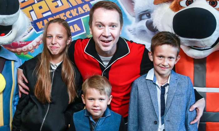 Евгений Миронов с сыном Петей и племянниками. Источник фото: woman.ru