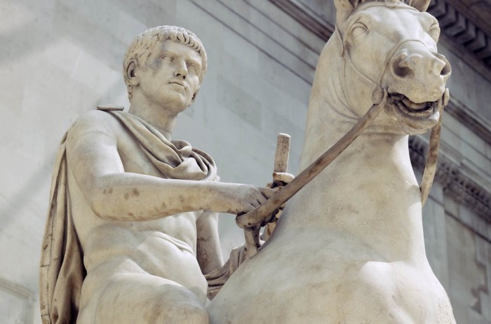 Статуя Калигулы на коне. Фото источник: tumblr.com