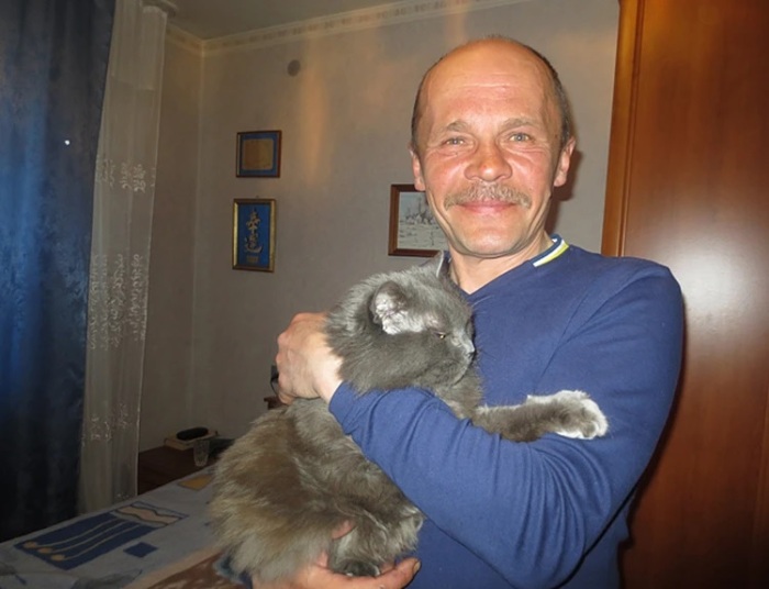 Кот Гоша с хозяином. Источник фото: kp.ru