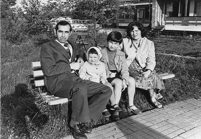 Светлана Зейналова с родителями и сестрой./Фото.pulse.mail.ru