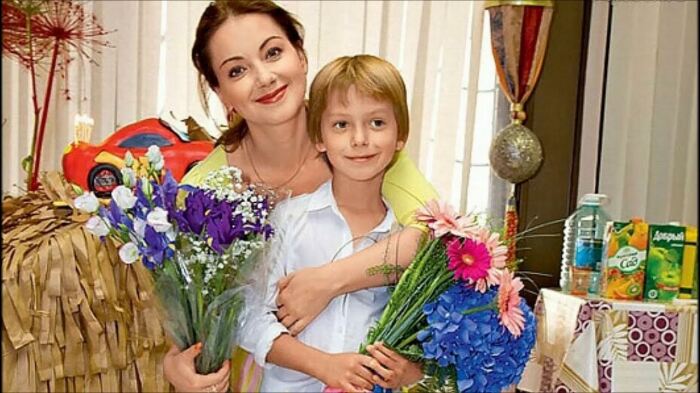 Ольга Будина с сыном./Фото.youtube.com