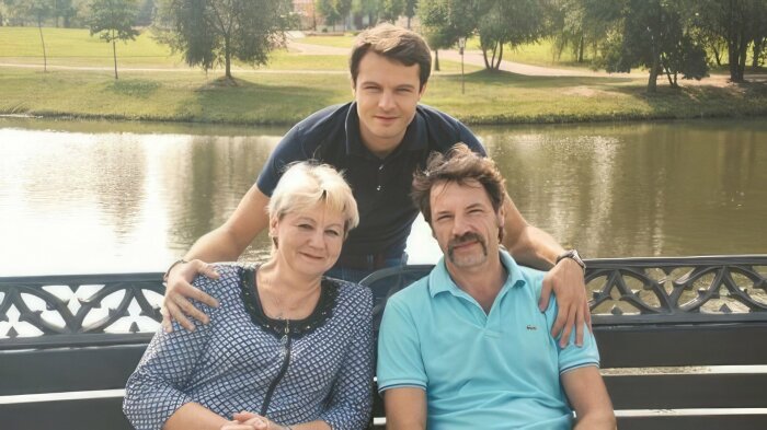 Евгений Пронин с родителями. /Фото.uznayvse.ru