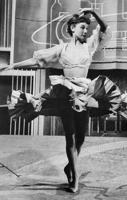 Одри Хепберн танцует./Фото.ar.pinterest.com