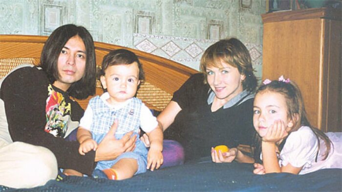 Мурат Насыров с женой и детьми . Источник фото: letsgophotos.ru