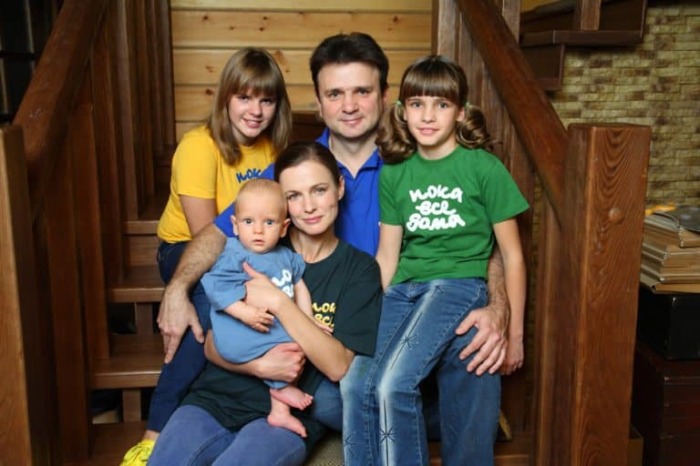 Тимур Кизяков с детьми и Еленой Кизяковой ./Фото.foma.ru