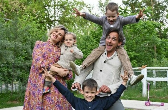 Михаил Башкатов с женой и детьми. Источник фото: go29.ru