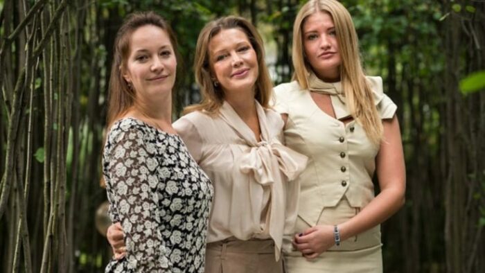 Елена Проклова с дочерьми Ариной и Полиной