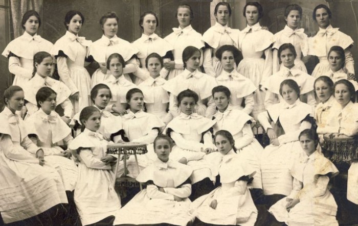 Девушки из института благородных девиц первыми начали носить форму. 