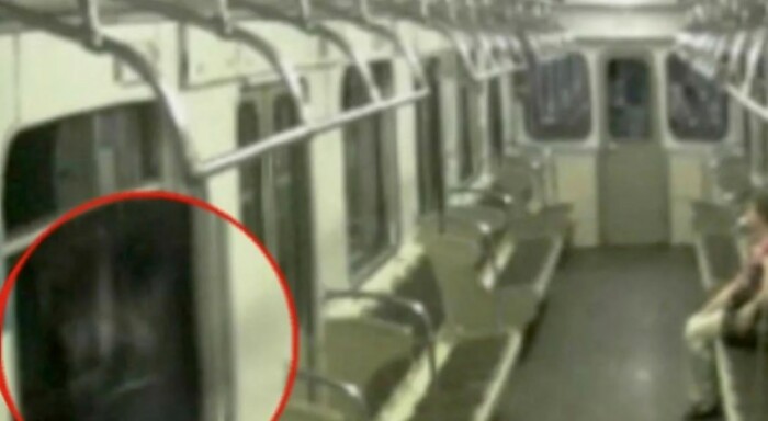Петербуржцы рассказали, что к их детям в метро приставали неизвестные