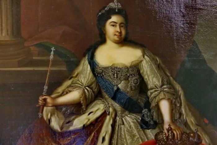 Первую российскую императрицу мужчины описывали как красавицу, а вот женщины были более сдержаны, считая, что она обладает заурядной внешностью.  