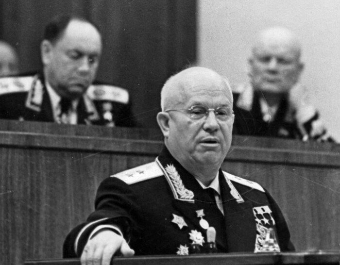Парад Победы Хрущев встречал на трибуне руководителей. 