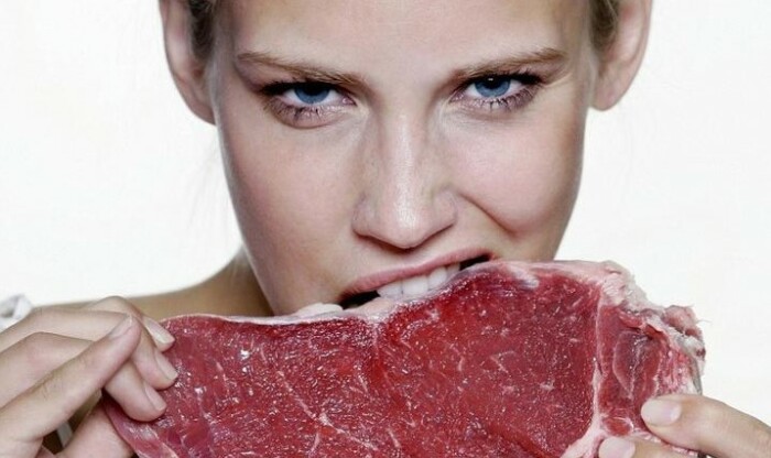 Женщины тоже любят мясо. 