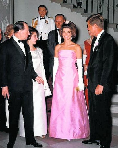 Жаклин Кеннеди тоже не исключала розовый из своего гардероба. 