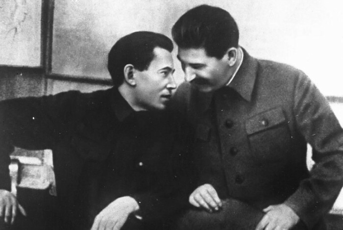 Нашептывать Сталину - было его работой. 