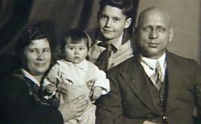 Эльдар Рязанов с мамой, отчимом и младшим братом