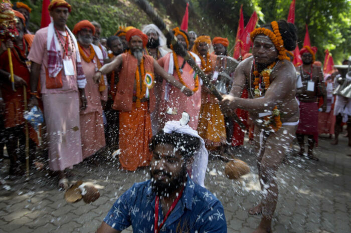 Травмоопасный индийский обряд разбивания кокоса о голову