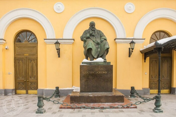 В 1919 году  у входа в Малый театр был установлен памятник великому драматургу Александру Островскому