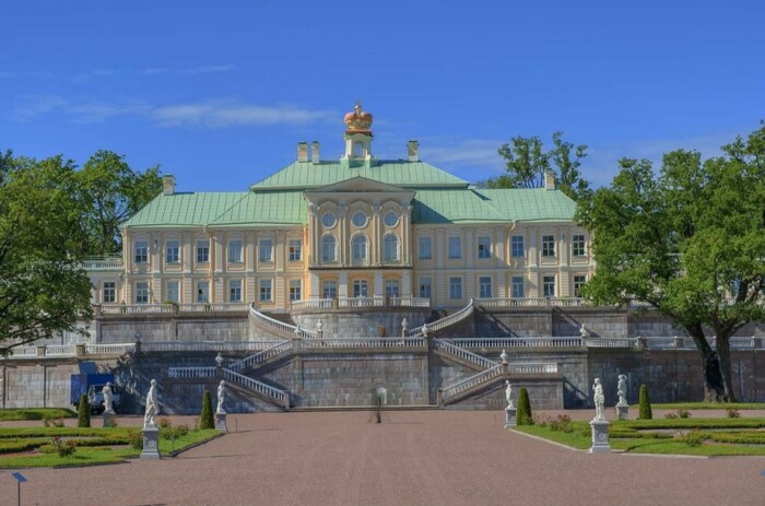 Императрица пожаловала молодоженам конфискованные дворцы Александра Меншикова - Ораниенбаум под Петербургом (на фото) и Люберцы под Москвой.