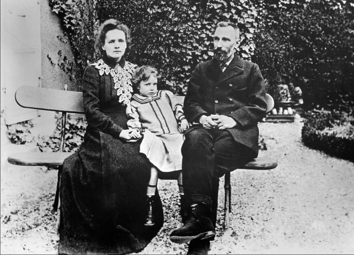 Мария Склодовская-Кюри с мужем и дочерью.