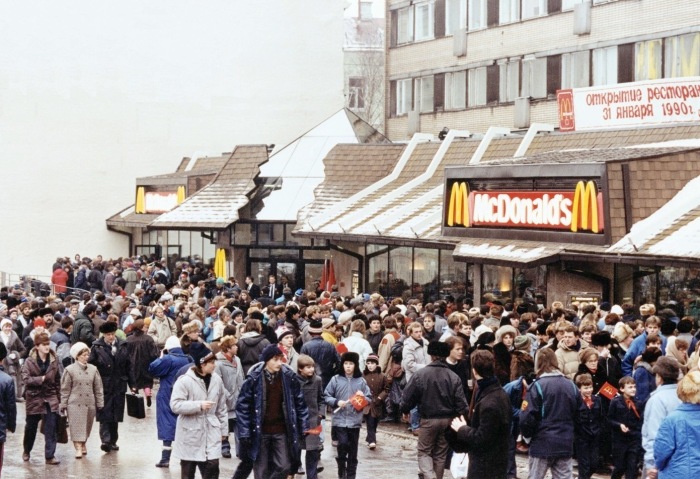 Переговоры по поводу строительства первого ресторана в Москве велись в течении 14 лет, вызывав небывалый ажиотаж на открытии в 1990 году