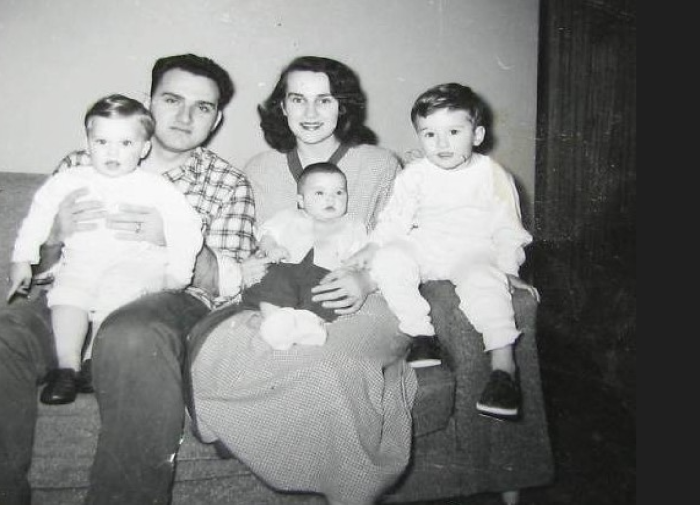 Мадонна (в центре) с родителями и старшими братьями