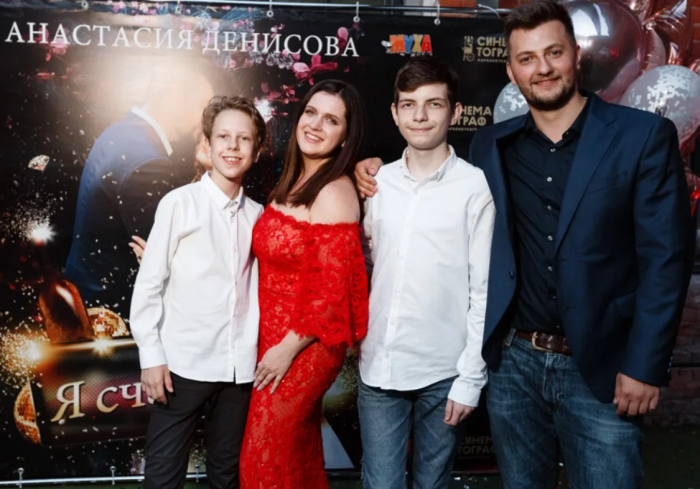 Анастасия с сыновьями и экс-супругом.