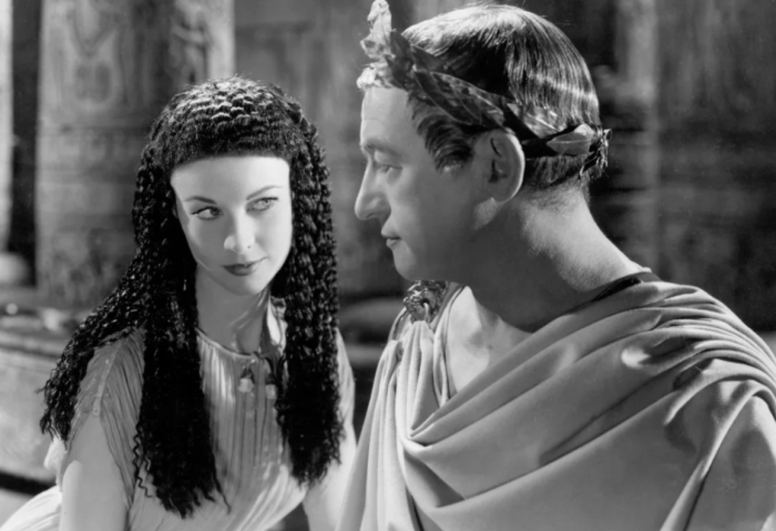 Вивьен Ли и Клод Рейнс в фильме «Цезарь и Клеопатра» (1945).