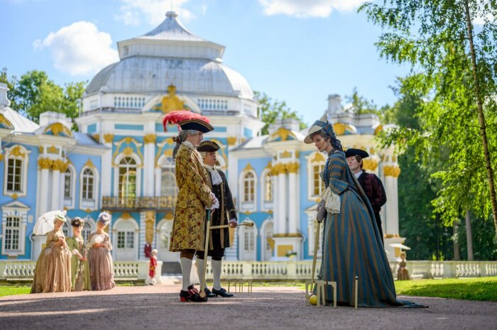 Лев Александрович всегда придумывал игры и развлечения для императрицы и придворных (кадр из сериала «Великая. Золотой век»).