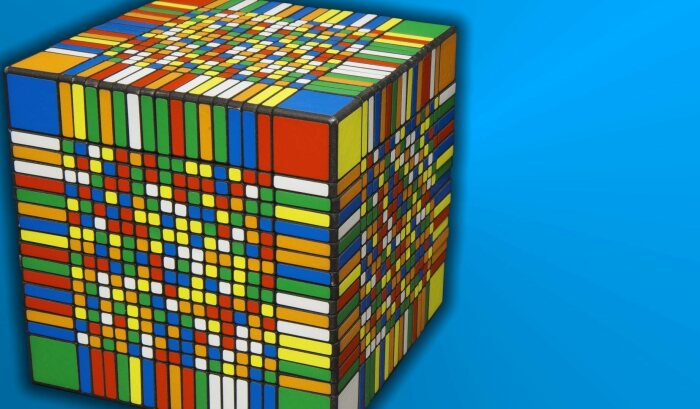 Огромный кубик Рубика среди изобретений Грегуара Пфеннига далеко не самых сложный и трудоемкий, но, чтобы его собрать, человеку может понадобиться несколько тысяч часов