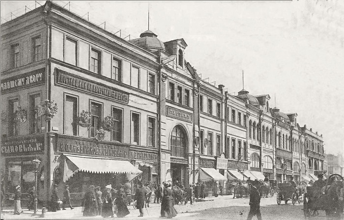 Здание пассажа купца Солодовникова было грандиозным торговым сооружением, оно располагалось на Кузнецком Мосту и имело две галереи, ведущие на Петровку и Неглинный проезд