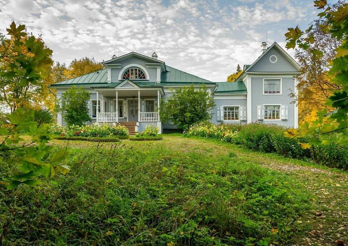 Летние каникулы Блок проводил в подмосковном имении своего деда Шахматово, где их соседом был легендарный ученый Дмитрий Менделеев.