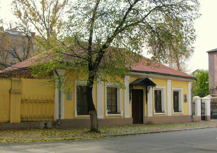 Дом, где родился Владимир Даль, сейчас является домом-музеем в Луганске