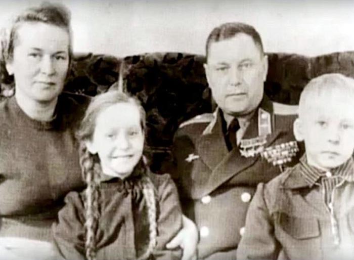 Александр Покрышкин с супругой Марией и детьми