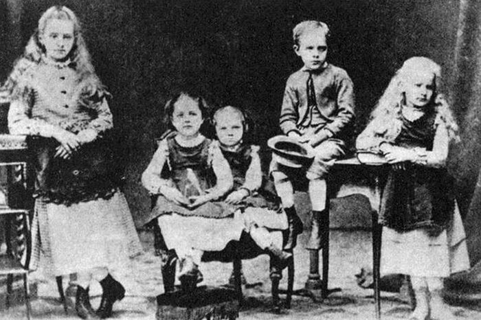 Мария Склодовская в детстве с сестрами и братом.