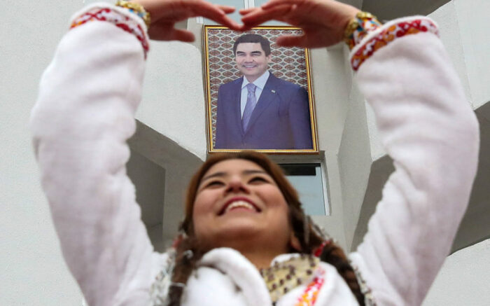 Фотографии с президентом должны быть у каждого гражданина Туркменистана