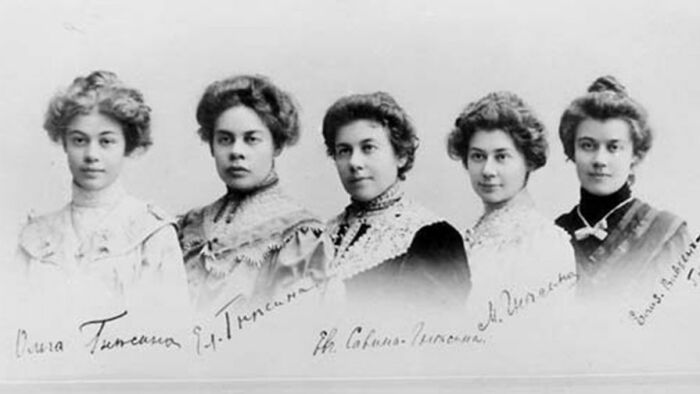 Сестры Гнесины слева направо: Ольга, Елена, Евгения, Мария, Елизавета
