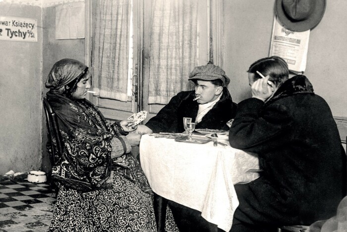 Цыганка, гадающая в дешевом ресторане на улице Бельведерской в Варшаве, 1927 г.