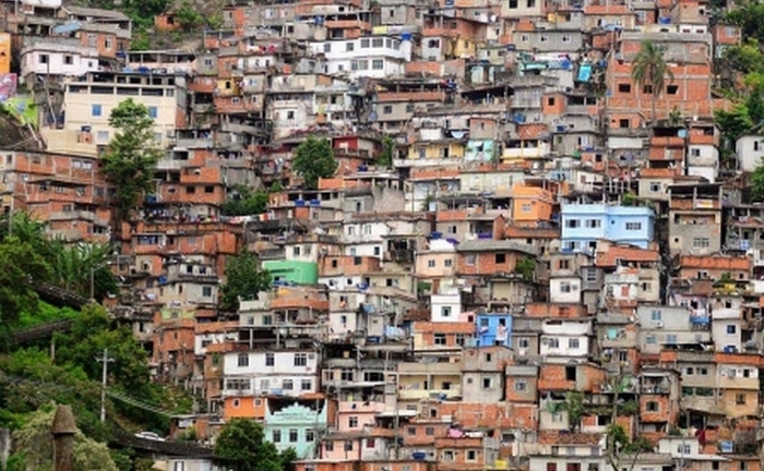 В бразильских трущобах живут своей жизнью бедные бразильцы. / Фото:sso.dzen.ru