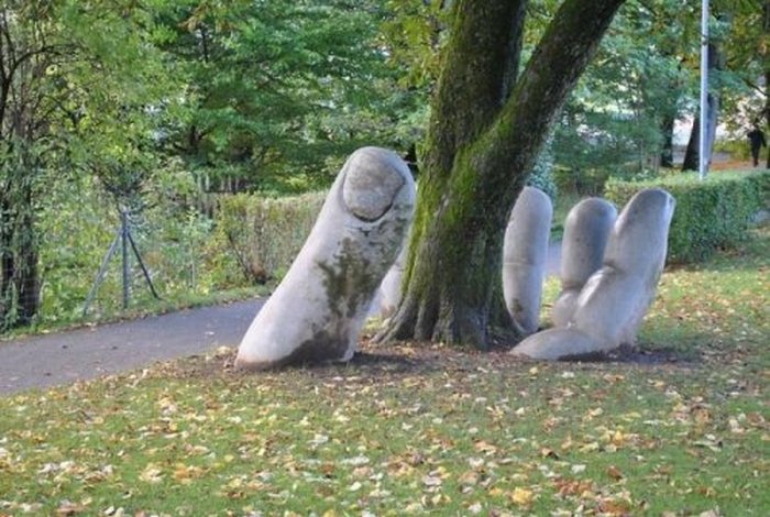 Скульптура «Заботливая рука» напоминает об ответственности человечества перед природой. / Фото:bugaga.ru