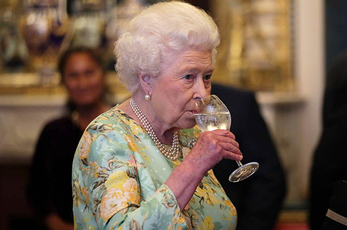 Королева может себе позволить выпить.