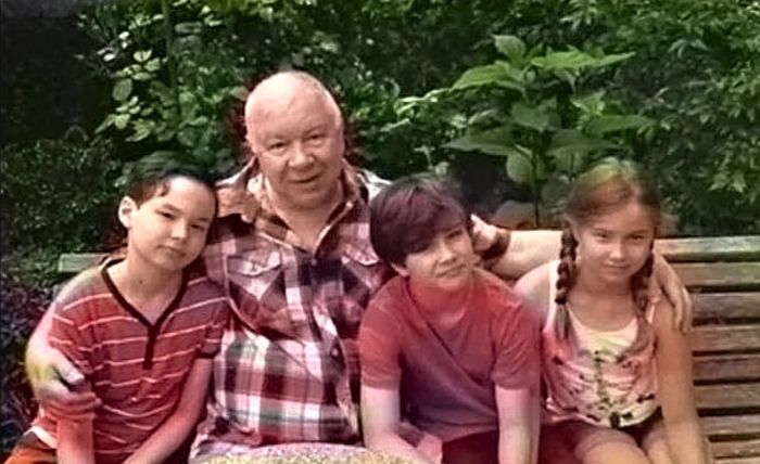Андрей Мартынов с внуками. Фото: www.pinimg.com