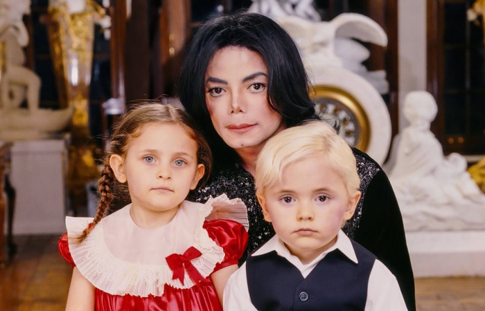 Майкл Джексон со своими детьми. Фото: mainstyles.ru