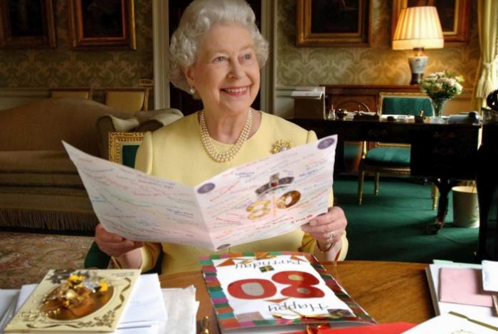 Королева получает в год около 90 тыс. писем. / Фото:iz.ru
