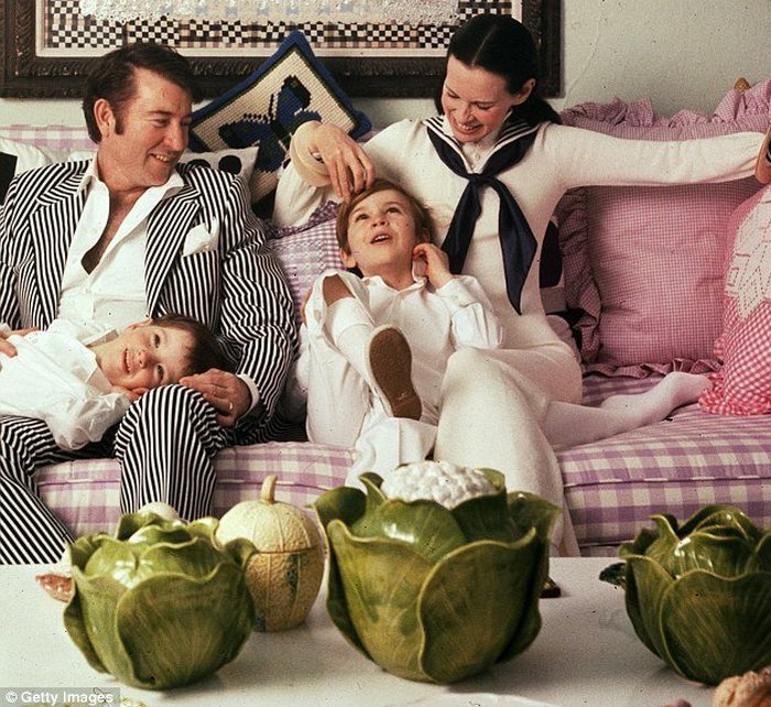 Глория Вандербильт с сыновьями и мужем Уайеттом Эмори Купером. Фото: https://www.marieclaire.ru